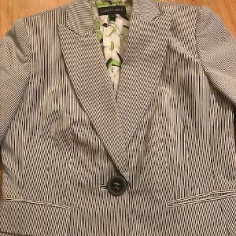LIKE NEW - ISABEL & NINA PINSTRIPE BLAZER -SIZE 8